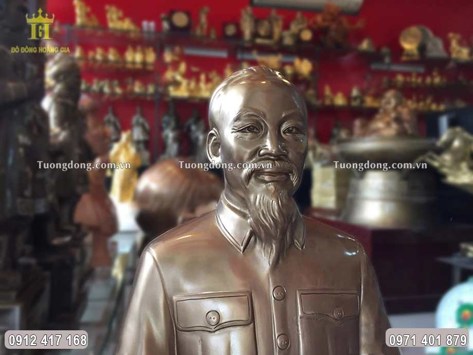 Bức tượng được làm màu uy nghiêm, cổ kính